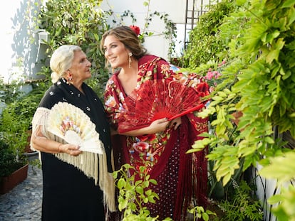 La cantaora Estrella Morente junto a su abuela, Rosario Muñoz.