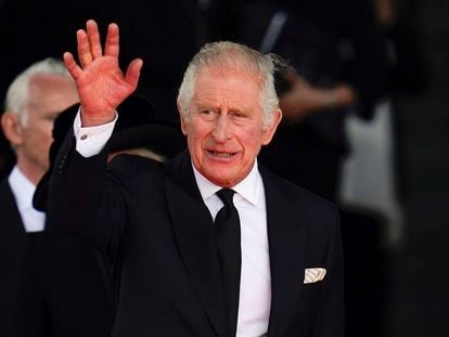 El rey Carlos III saludaba este viernes a la multitud a su salida del Parlamento galés, en Cardiff.