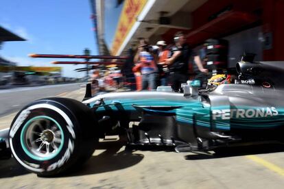 Hamilton sale de los boxes en en Montmeló.