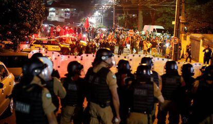 Simpatizantes de Lula frente a la policía, en Curitiba.