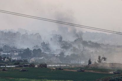 Tanques israelíes maniobran este domingo en la franja de Gaza, vistos desde Israel.
