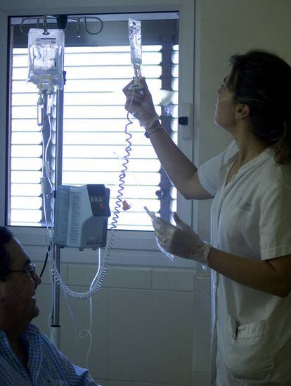Un pacient en una sessió de quimioteràpia a l'hospital Clínic