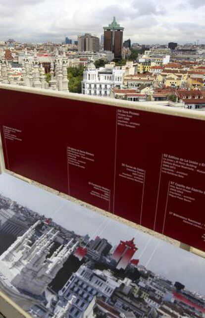 Vista con panel identificativo desde el Mirador Madrid, en el Palacio de Telecomunicaciones.