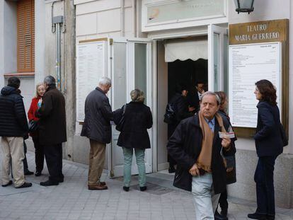 Varias personas, a la entrada de la sala Princesa del Teatro Mar&iacute;a Guerrero, ayer mi&eacute;rcoles, en Madrid.