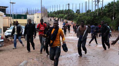 Algunos inmigrantes subsaharianos que lograron entrar en Melilla.