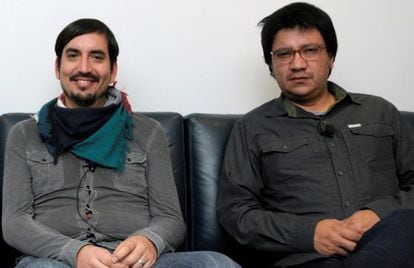 Los escritores chilenos, Carlos Labb&eacute; y Alejandro Zambra.