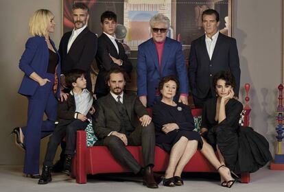 Sobre estas líneas, el elenco del filme Dolor y gloria. De izquierda a derecha, de pie, Nora Navas, Leonardo Sbaraglia, César Vicente, Pedro Almodóvar y Antonio Banderas. Sentados, el niño Asier Flores, Asier Etxeandia, Julieta Serrano y Penélope Cruz.