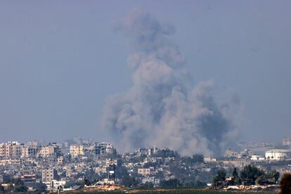Una columna de humo se eleva en el norte de la franja de Gaza, en una imagen tomada desde la ciudad israelí de Sderot.