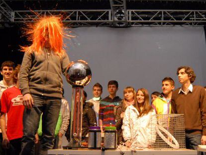 Demostraci&oacute;n cient&iacute;fica para escolares con pelucas y electricidad en el Centro Torrente Ballester de Ferrol. 
