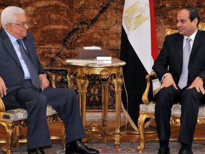 Abdel Fattah al-Sissi durante una reuni&oacute;n con Mahmud Abbas en El Cairo.