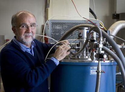 Javier Tejada, el pasado 17 de febrero en el laboratorio de magnetismo y microondas de la Facultad de Física de la Universidad de Barcelona.