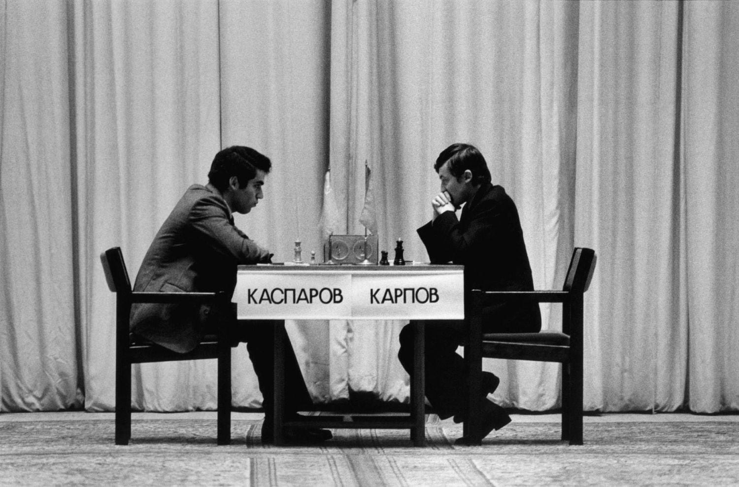 Kaspárov y Kárpov, durante la penúltima partida del duelo en el teatro Chaikovski de Moscú, el 9 de noviembre de 1985.