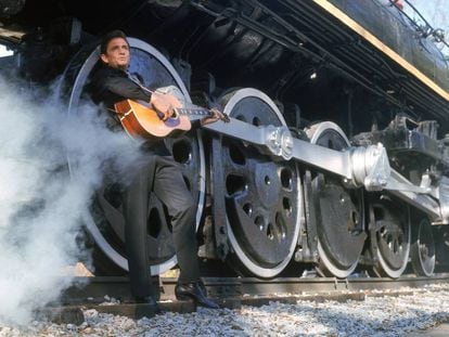 Johnny Cash, junto a las ruedas de un tren de vapor en Nashville en 1969.