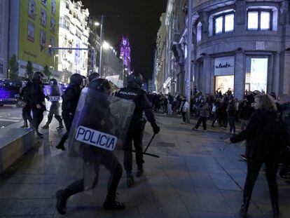 Cargas policiales en la plaza de Callao tras finalizar una marcha de extrema izquierda en apoyo a los partidos independentistas de Cataluña.