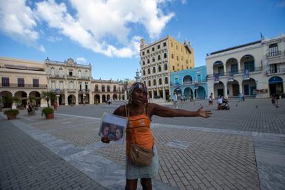 Irma La Dulce, trabajadora por cuenta propia, posa para una foto en la Plaza Vieja de La Habana. 