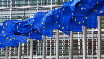 Banderas de la Unión Europea frente a la sede de la Comisión Europea en Bruselas.