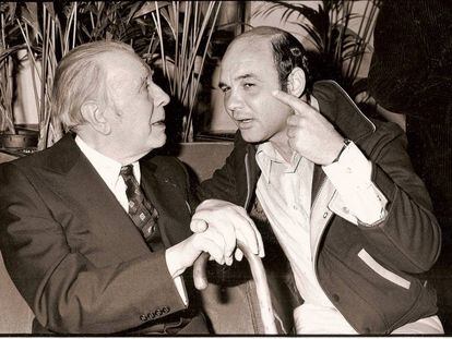 Jorge Luis Borges escucha a Severo Sarduy en Par&iacute;s, en 1982.