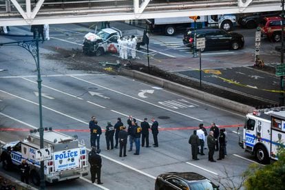 Investigadores en la zona donde un camión invadió un carril bici atropellando a varias personas, el 31 de octubre de 2017 en Nueva York, cerca del memorial del World Trade Center. 