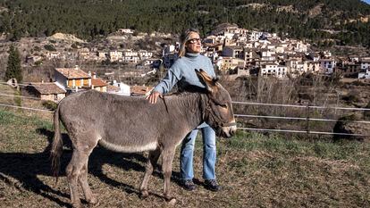 Teresa Laguna, vecina de Olba, en compañía de su burro, este lunes, un día después de volver a la población de Teruel tras ser desalojada.