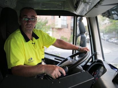Pedro Ángel Gómez recorre Rivas de madrugada y recoge en su camión más de 4.000 kilos de basura al día.