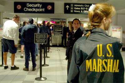 Una agente estadounidense patrulla por el aeropuerto de Boston (Massachusetts).