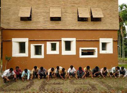 Las primeras casas de barro con fosa séptica en Bangladesh, de la arquitecta Anna Heringer, premiadas por la revista <i>Architectural Review.</i>