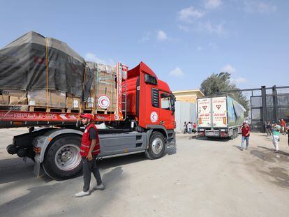 Paso de camiones con ayuda humanitaria para Gaza, en la frontera con Egipto.