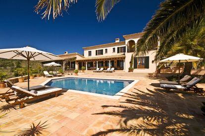 Villa en Alaró (Mallorca), con cinco dormitorios en "suite", piscina climatizada, bodega y más de 50.000 metros de parcela. Su precio es de 4.950.000 euros.