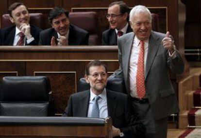 Margallo (derecha), junto a Rajoy, el pasado 8 de marzo en el Congreso.