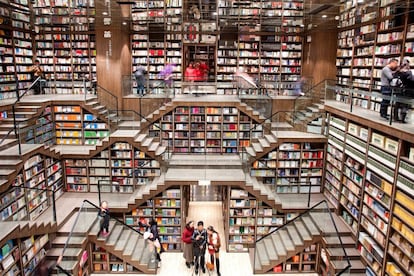 La cadena Zhongshuge ha abierto en los últimos años en varias ciudades chinas impresionantes establecimientos en los que los espejos y las simetrías juegan con la idea de que nos encontramos en una librería infinita. Toda una declaración de intenciones para hacer frente a la era de las compras a golpe de clic desde el sofá. El estudio de arquitectura e interiores X+Living está al frente de las últimas aperturas de Zhongshuge, como la tienda en Chongqing abierta el pasado febrero (en la imagen). Y en todas sigue la misma estética: juegos ópticos gracias a grandes espejos y un interior con un ambiente cálido, con zonas para la lectura, espacios que parecen túneles de libros y salas para niños que están convirtiendo sus librerías en unas de las más populares del país. Dirección: plantas 3ª y 4ª del Zodi Plaza (Yangjiaping, Jiulongpo District). Más información: <a href="http://www.xl-muse.com/html/en/index.php?ac=article&at=read&did=139" target="_blank">xl-muse.com</a>