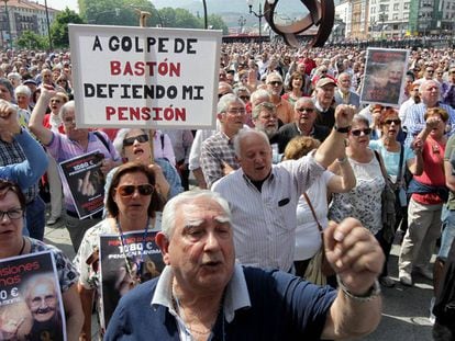Miles de jubilados y pensionistas se han concentrado este lunes frente al Ayuntamiento de Bilbao.