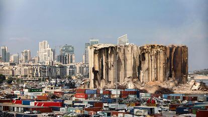 Restos de los silos del puerto de Beirut, parcialmente desmoronados tras un reciente incendio, el miércoles.
