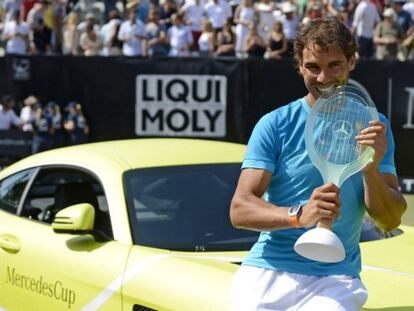 Nadal muerde el trofeo de campeón de Stuttgart.