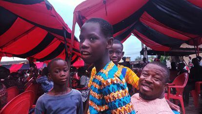 El pastor James Kotey con tres hermanos que vivieron durante un tiempo en su orfanato de Accra (Ghana).