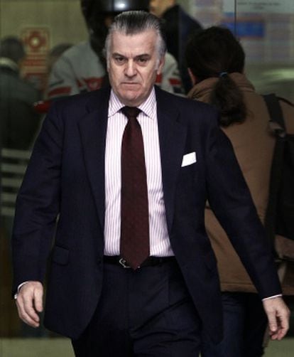 Luis Bárcenas, con camisa de rayas, a su salida de la Audiencia Nacional el pasado marzo.