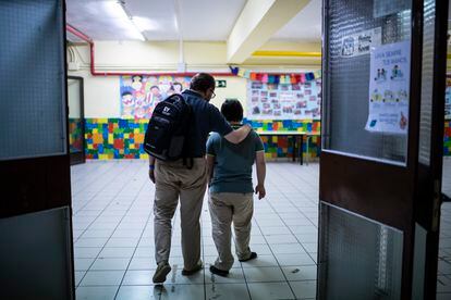 Bruno y su padre salen del colegio Lepanto, Madrid, después de pasar más de 12 horas registrando votos y contándolos. 

