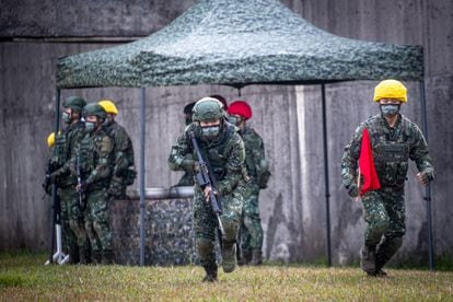 Militares taiwaneses durante unos ejercicios en la base militar de Taoyuán, el 21 de febrero. 