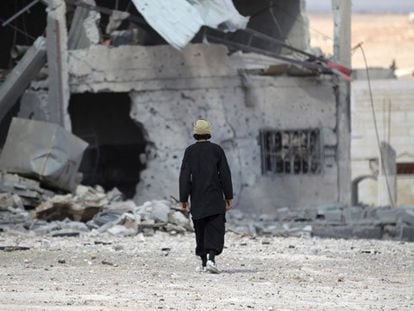 Una zona en la ciudad de Babila (sur de Siria) bombardeada, según testigos, por aviones rusos