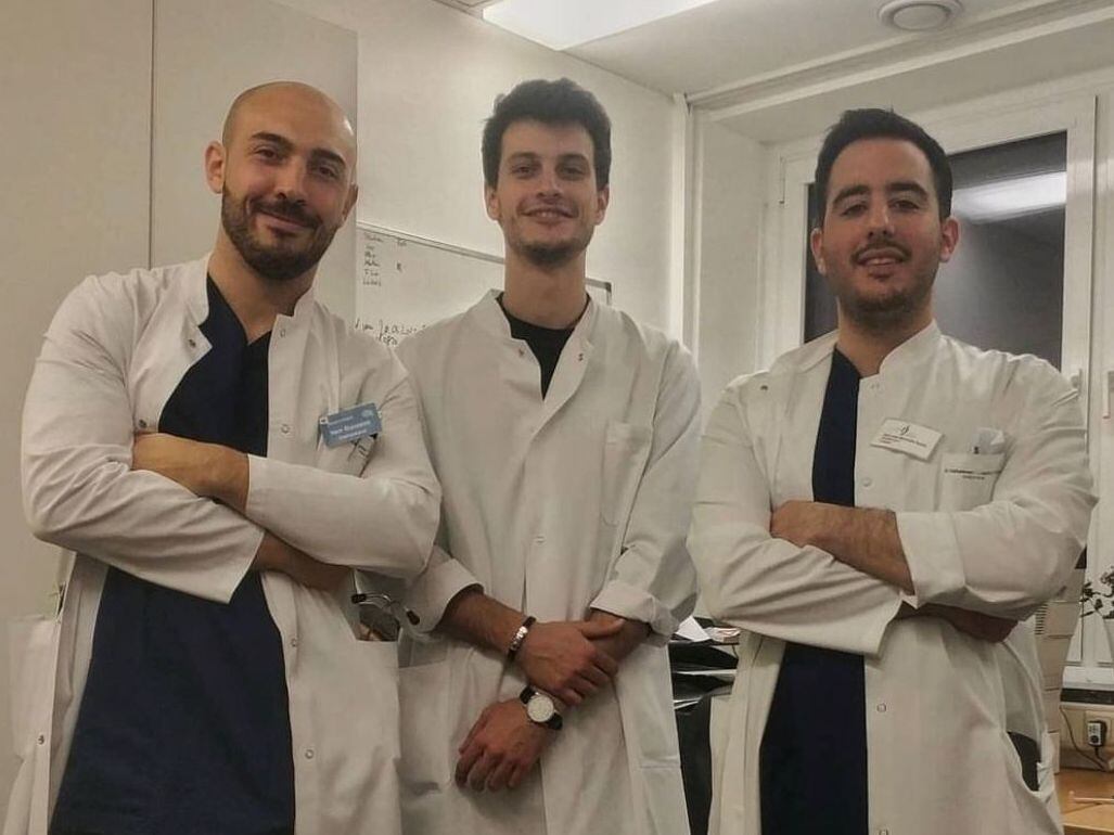 Desde la izquierda, los doctores Alejandro Barros, Carlos Torres y Juan José Menéndez, en el hospital LVR- Klinik Köln Merheim de Colonia.