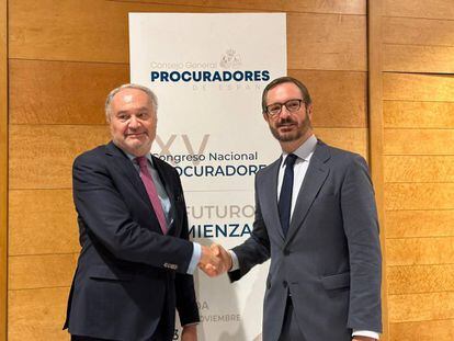 El presidente del Consejo General de Procuradores de España, Juan Carlos Estévez y el vicepresidente primero del Senado, Javier Maroto