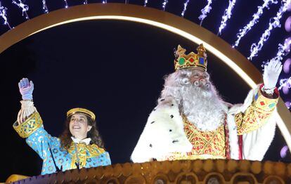 El rey Melchor en su carroza en Madrid.