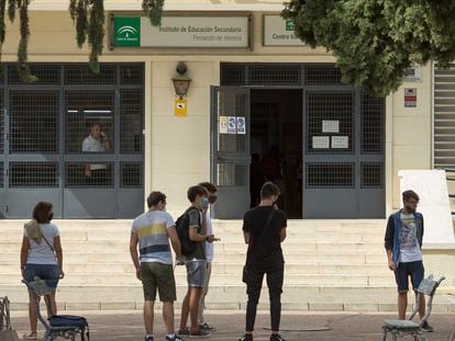 Varios alumnos esperan a la entrada del IES Fernando de Herrera, en Sevilla.