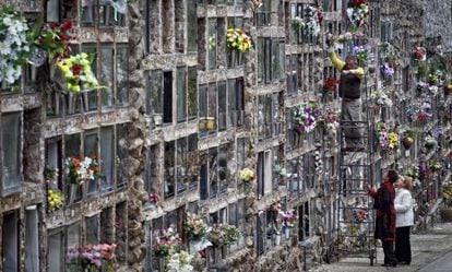 El cementerio de Montjuïc durante el día de todos los Santos.