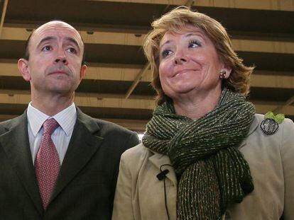 Manuel Lamela con Esperanza Aguirre en 2008.