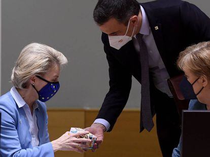 La presidenta de la Comisión Europea recibe un regalo de Pedro Sánchez tras haber sido abuela recientemente.