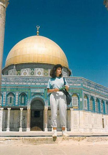 María José Arcos ante la mezquita de la Cúpula de la Roca de Jerusalén.