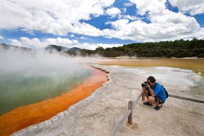 Lo primero que se nota en el cálido enclave geotermal de Rotorua es el olor a azufre. Los volcanes de la Isla del Norte son un paisaje único, con sus explosivos géoseres, el barro burbujeante, grietas humeantes e hirvientes pozas de aguas ricas en minerales. Los maoríes veneraban este lugar y todavía conforman el 35% de la población local. Sus espectáculos culturales atraen tanto turismo como el propio paisaje.
