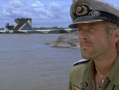 Una imagen de 'La guerra de Murphy' con el actor Horst Janson como el capitán alemán Lauchs.