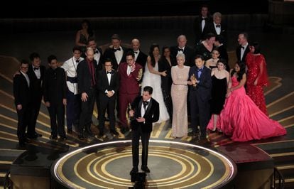 Daniel Kwan, Daniel Scheinert y Jonathan Wang reciben el Oscar a la mejor película por 'Todo a la vez en todas partes'. 
