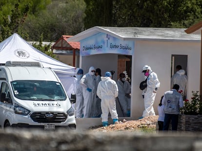 Peritos forenses trabajan en la exhumación del cuerpo de Debanhi Susana Escobar, hoy en el municipio de Galeana, en Nuevo León (México), este viernes.